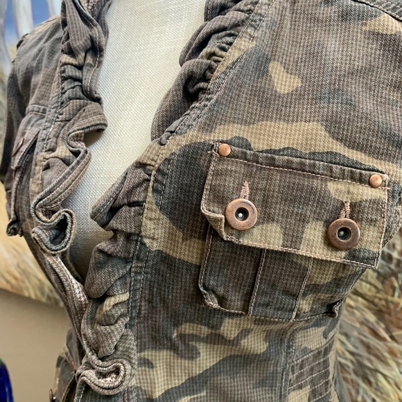 Nick and Mo SZ MD girls camouflage ruffle top - Picture 3 of 14